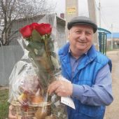 Дорогому тестю от любимого зятя)))  - фруктовая корзина и эквадорские розы сорта Фридом