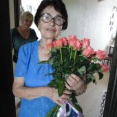  Дорогой бабушке в день ее рождения букет из нежных роз в бутонах... (местные розы сорта Деметра)