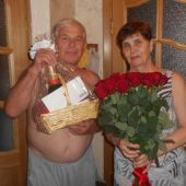 Любимых родителей с годовщиной свадьбы!!! (букет из роз №33 и подарочная корзинка)